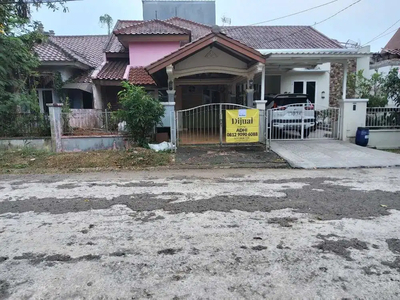 Dijual Rumah Seken 3 Lantai di Telaga Kahuripan Kemang Bogor