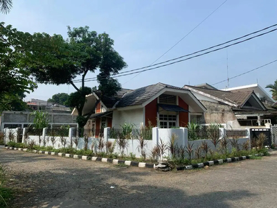 Rumah di Cinere Siap Huni Nyaman Halaman luas dan dekat lapangan