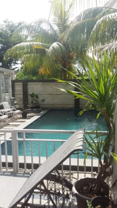 Rumah luas Emerald Bintaro Jaya ada kolam renang rapi siap huni
