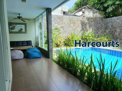 rumah minimalis modern fully furnished dengan kolam renang di colomadu