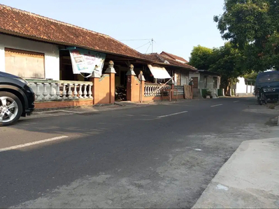 Tanah Tengah Kota Jogjakarta, Tepi Jalan Raya