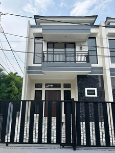 Dijual rumah baru hoek 2 lt di Regency Melati Mas lt.90m hanya 1,550 M