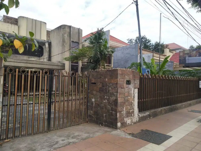 DIJUAL RUMAH DI LOKASI PREMIUM TENGAH KOTA RAYA DARMO Surabaya