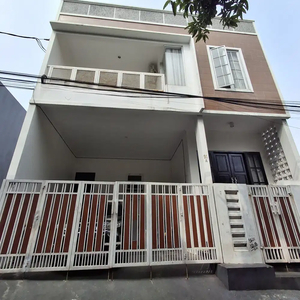 Rumah Jagakarsa Ada Swimming Pool + Rooftop