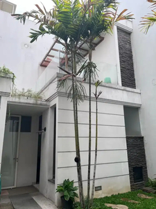 Turun Harga
Dijual Rumah 3 lantai Pakuwon Indah La Riz Golf Residence