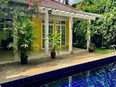 Cozy Tropical House with Big Garden at Kemang