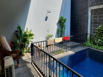 Rumah di Area Pondok Indah 2 Lantai SHM Bagus ada kolam renang