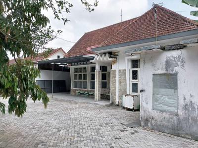 Disewakan rumah semi klasik di pojok di jl Raya Langsep, Malang