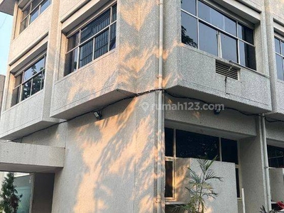 Gedung Menteng Di Jual Lokasi Jalan Utama,parkiran Luas
