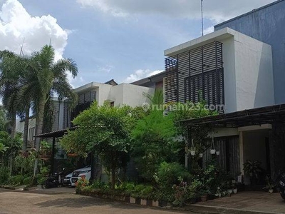 Rumah Bagus Gaya Minimalis di Townhouse Dekat One Bell Park Cilandak