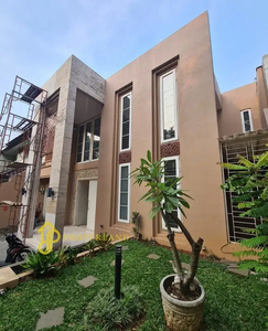 Dijual murah rumah full renovasi di lokasi elit Pondok Indah Jaksel