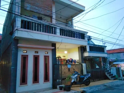 Rumah di pinggir jalan minimalis tengah kota jakarta