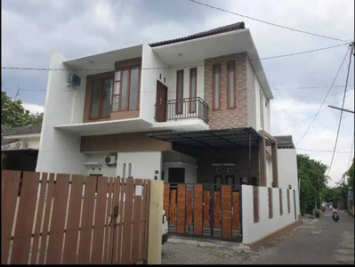 Rumah Dijual 2 Lantai Nyaman Modern Berlokasi Jalan Palagan