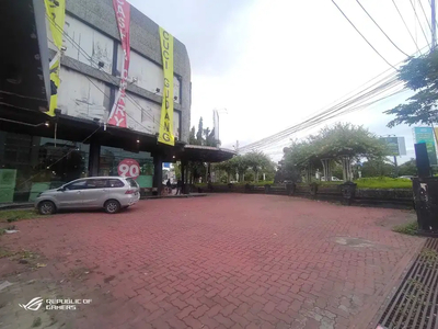 Bangunan Gedung 3 Lantai Area Komersil Di Depok Sleman Yogyakarta