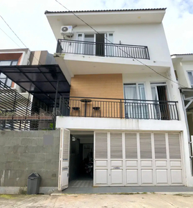 Dijual Rumah Bagus 3 Lantai Full Furnished Dalam Komplek Di Cibiru-Uju