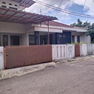 Rumah dlm komplek yg tenang dengan air melimpah