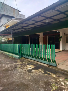Rumah Clacic Modern di Tengah Kota Bogor Sejuk