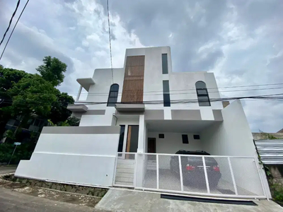 Rumah Siap Huni 2.5 Lantai+Rooftop selangkah dari Jl Jakarta Antapani