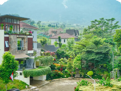 Rumah Taman Tepi Sungai Berbatu di Kaki Gunung Sentul