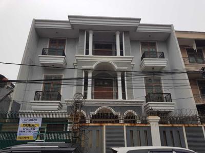 Disewakan Rumah luas Di Jalan Hadiah, Jelambar, Jakarta Barat.