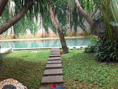Rumah 2 Lantai Tropical Pool Resort di Menteng Jakarta Pusat