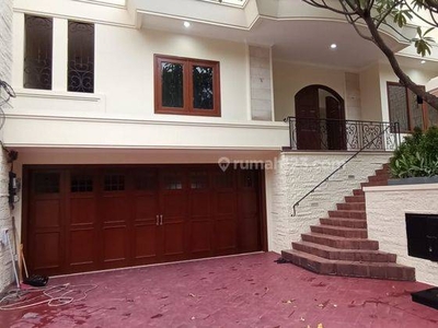 Rumah 2 Lantai Bagus Semi Furnished SHM di Pondok Indah, Jakarta Selatan