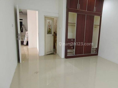 Rumah Sudah Renovasi Semi Furnished SHM di Jl Pancoran Mas , Depok