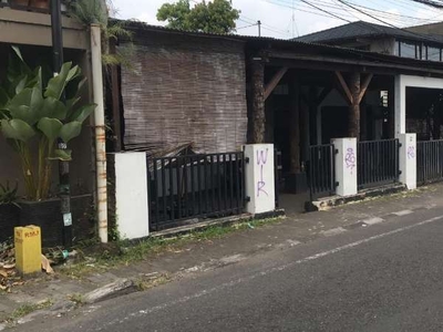 dijual tanah bonus rumah pinggir jalan raya hook dkt plaza Ambarukmo