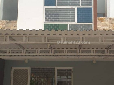 Disewakan Rumah Bangunan 2 Lantai Di Royal Residen Surabaya Tn