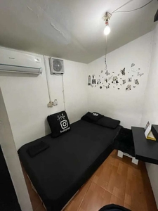 Kamar kos tema black n white