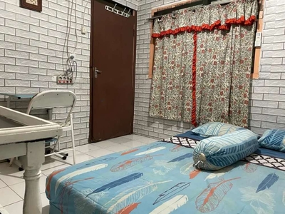 Kamar kos tema putih