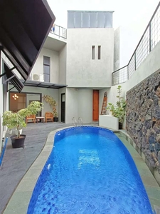 Rumah cantik siap huni dilengkapi dengan swimming pool di Sektor 9