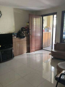 Rumah di Muara Karang Jakarta Utara. 2 lantai. 3BR. Luas 240 m2