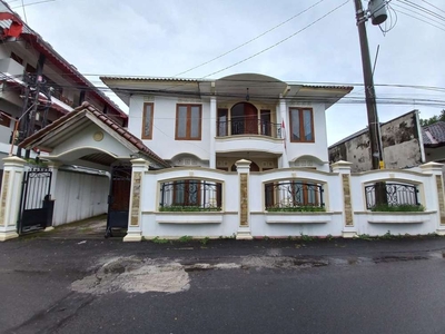 Rumah Klasik di Tepi Jalan Aspal Simpangan dekat Underpass Kentungan