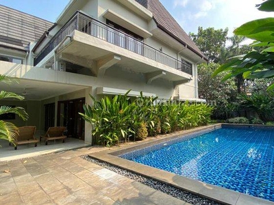 Modern House With Large Garden And Pool In Kebayoran Baru
