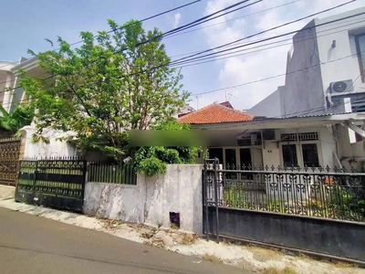 RUMAH TUA HITUNG TANAH DI KEBAYORAN BARU DEKAT SCBD DAN SENOPATI