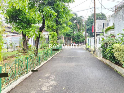 Dijual Rumah Dijual Bagus depan taman dan tenang di Jl Tulodong B