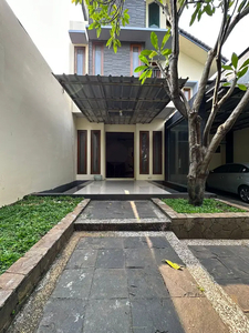 Jual Townhouse di Kemang area. 2 Lantai. 9M Nego