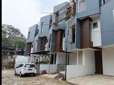 Rumah 3 Lantai Plus Rooftop Hanya 3km Ke Mrt Lebak Bulus Rn