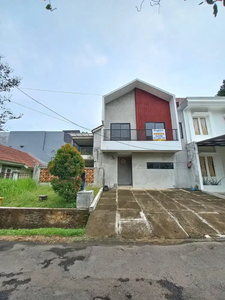 Rumah dengan arsitektur bergaya indutsrial, depan taman di Sentul City