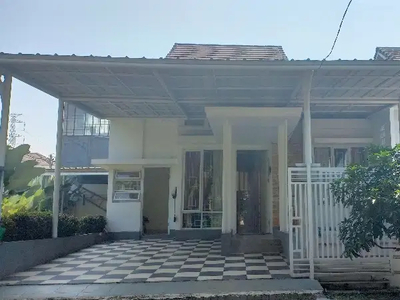 Rumah Hook Depan Taman Strategis