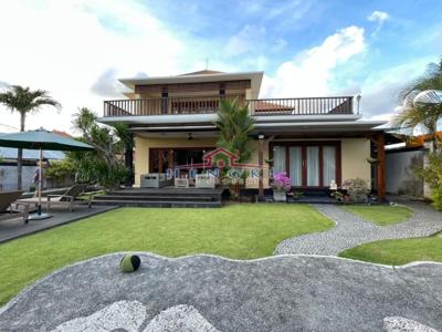 Luxury House Located in Denpasar dengan halaman luas