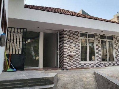 Di Sewakan Rumah Senopati Area Kebayoran Baru Jakarta Selatan