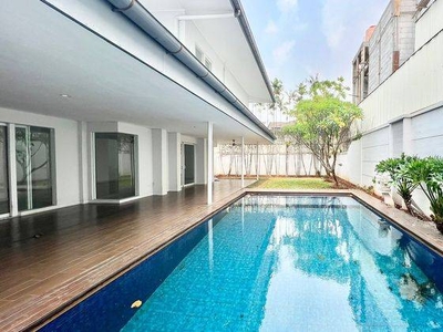 House Simple Minimalist With Big Garden And Pool Ajcp002