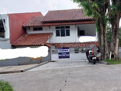 Rumah 2 Lantai, Disewa. Untuk Usaha. Kuliner dan Komersial Area