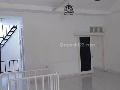 Disewakan RUMAH SEKALIGUS TEMPAT USAHA RAPI 2 lantai di Summagung Kelapa Gading