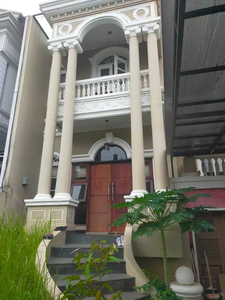 Rumah 2 lantai Dijual 5 Kamar Harga Nego di Katamaran PIK