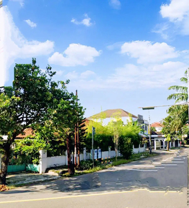 Rumah Kolonial Hook pinggir Jl Raya di Banjarsari Surakarta (IY)