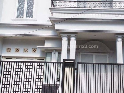 Disewakan Rumah Cantik 2 lantai, Pondok Indah