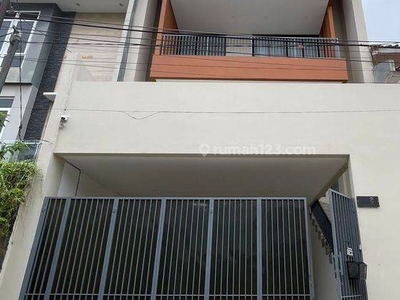 Rumah 4 Lantai Komplek Perumahan Pulomas Jakarta Timur